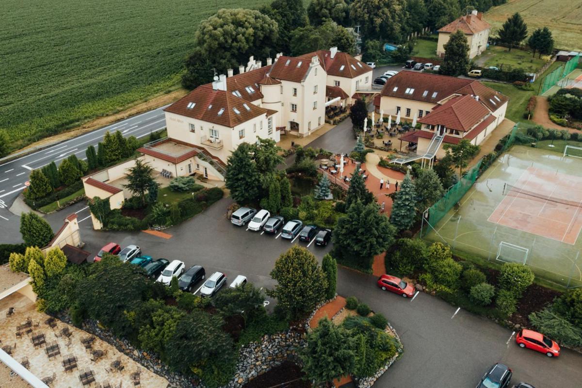 Hotel Allvet Drnovice  Екстер'єр фото