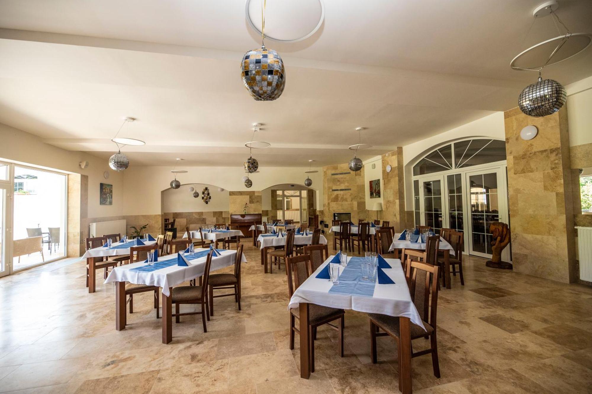 Hotel Allvet Drnovice  Екстер'єр фото