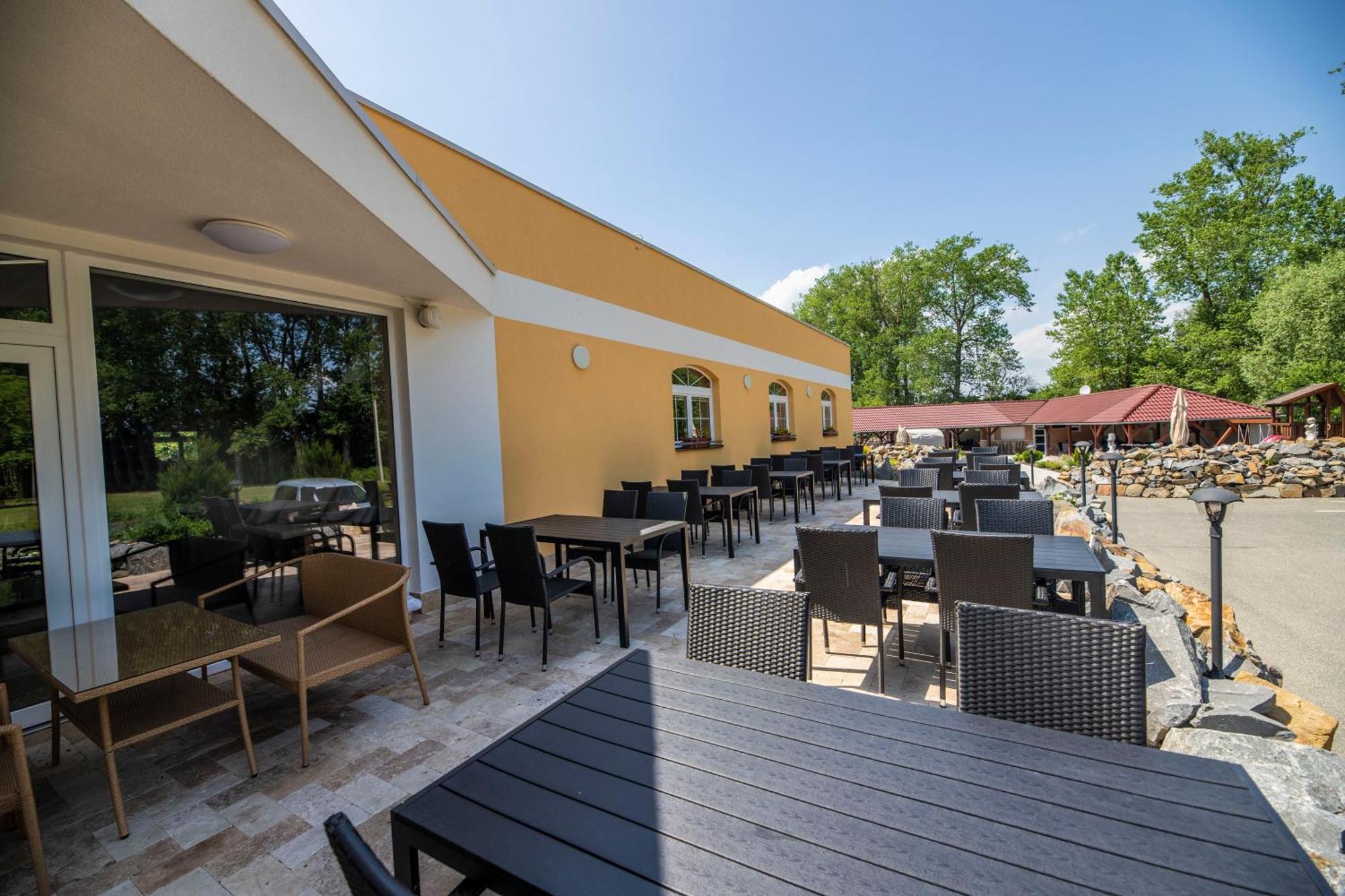 Hotel Allvet Drnovice  Екстер'єр фото