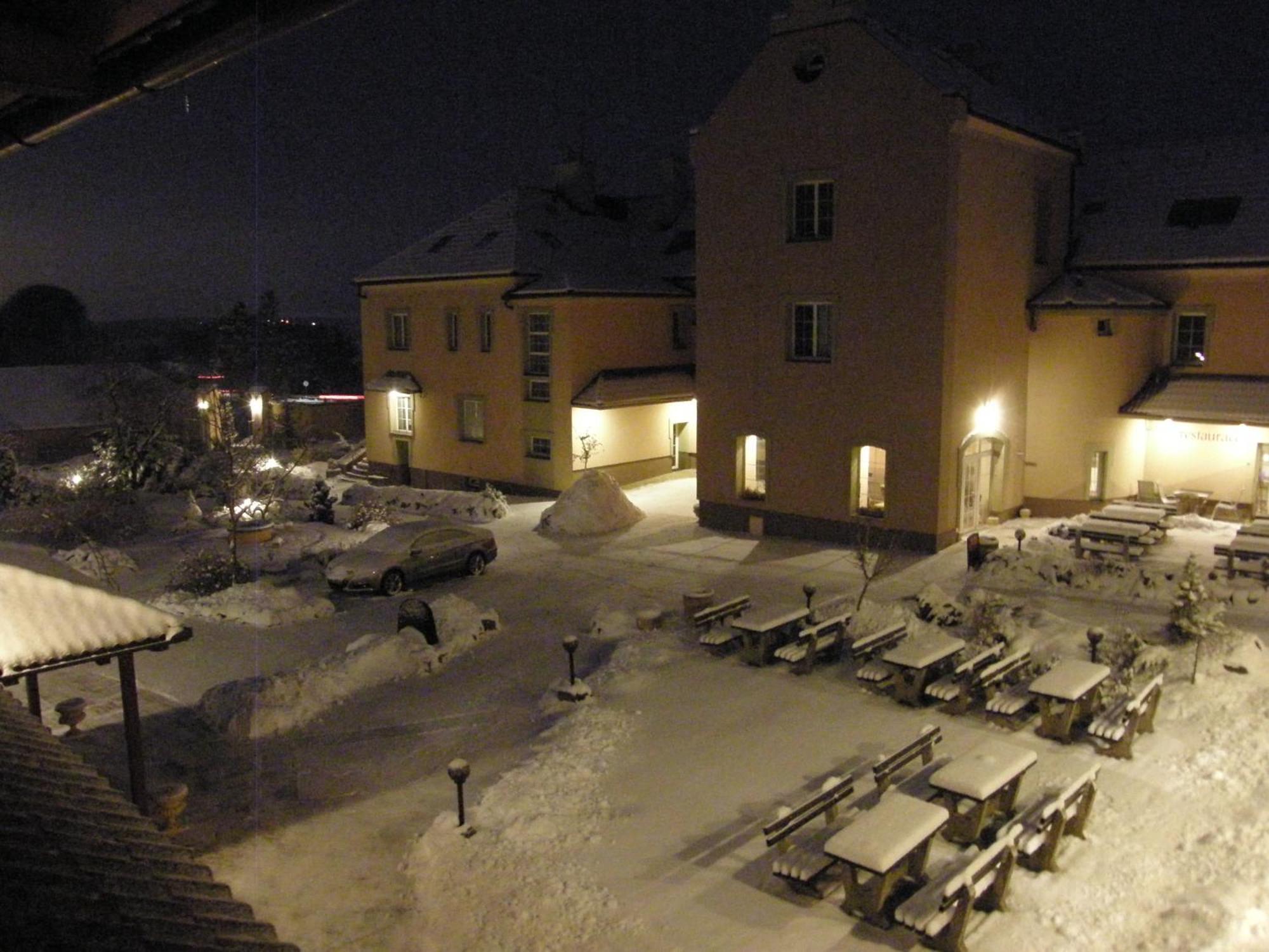Hotel Allvet Drnovice  Екстер'єр фото