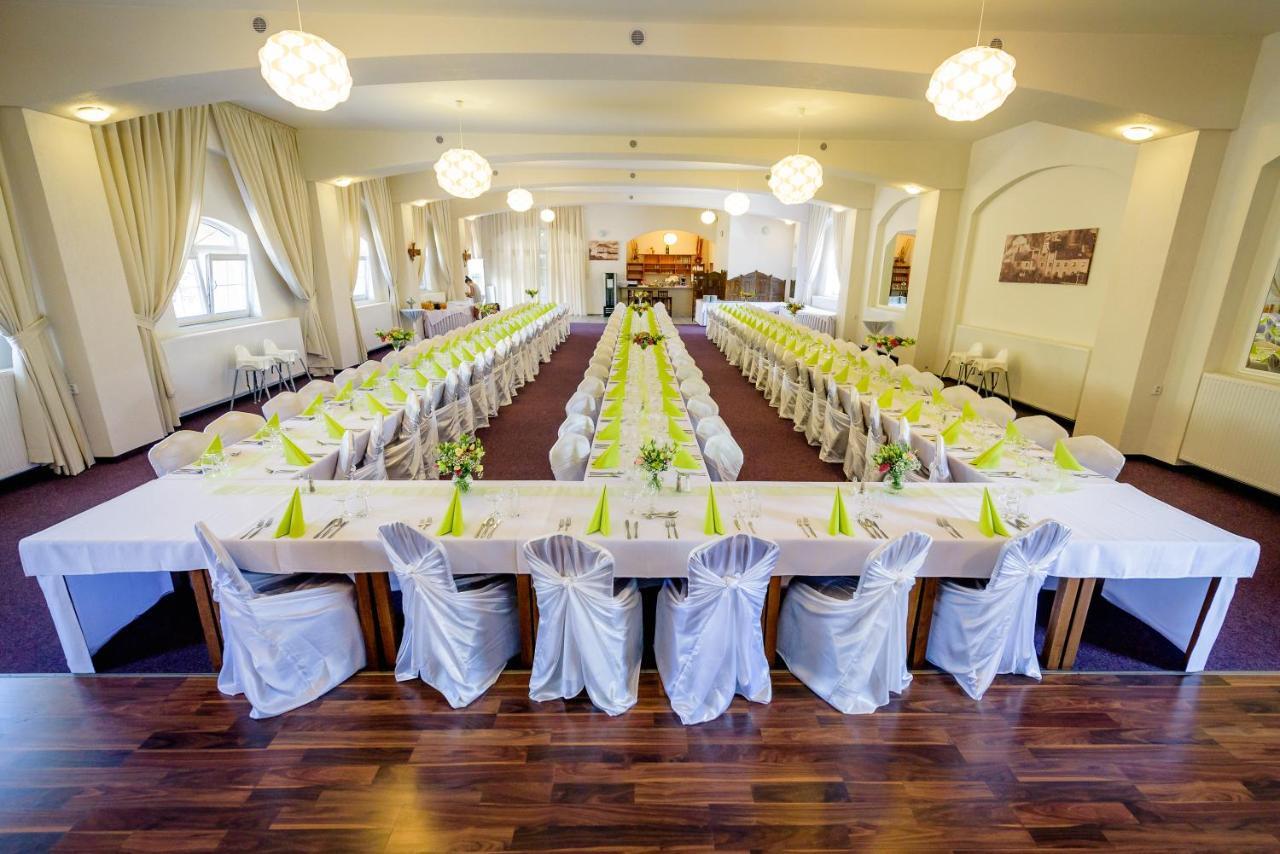 Hotel Allvet Drnovice  Екстер'єр фото